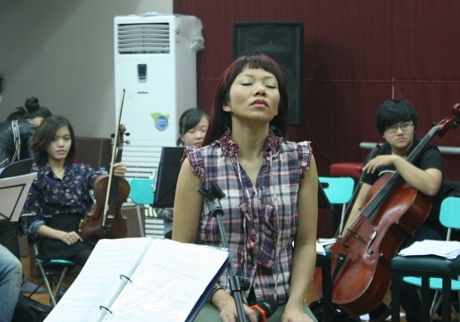 Phút trầm lắng của Hà Trần để lấy cảm xúc