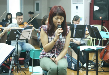 Hà Trần ngồi bệt thoải mái trong lúc tập luyện