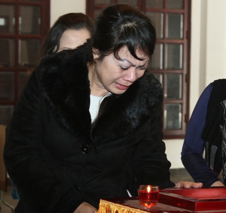 Bạn bè khôn nguôi nỗi nhớ nghệ sỹ Tuấn Dương - 2 Nghệ sỹ Hương Dung không ngăn được dòng lệ khi nhìn mặt bạn lần cuối