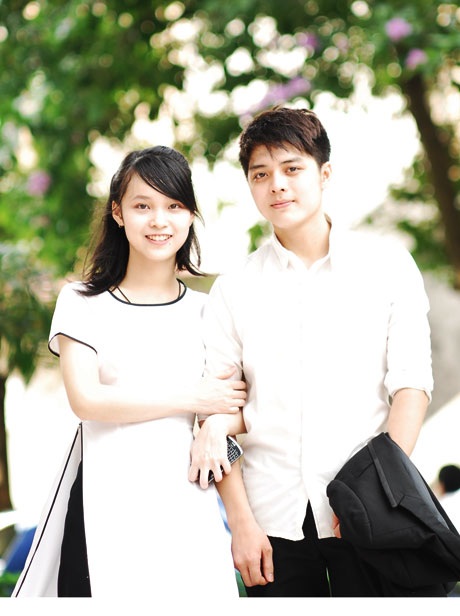 Cô gái với vẻ đẹp mộc mạc bên bạn bè