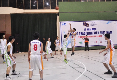 8 đội mạnh Hà Nội mở màn giải bóng rổ sinh viên quốc gia - 2 Hình ảnh hai đội bóng của ĐH FPT và ĐH Ngoại Thương thi đấu mở màn giải bóng rổ SV