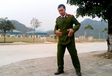 Anh công an trẻ, đẹp trai nhảy popping khiến dân mạng thích thú