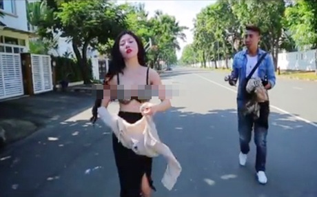 Dân mạng rộ mốt chế clip hài từ chuyện “chia tay đòi quà” - 1 Cô gái cởi đồ ném trong clip