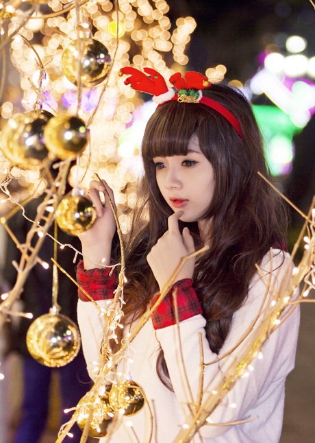 “Búp bê ảnh thẻ” Lan Hương khoe ảnh Noel Sài Gòn - 3 Mai Châm
