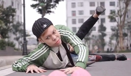 Người dân liều mình hôi quà của ông già Noel