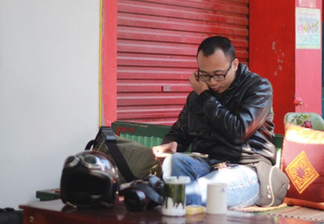 Khách hàng ngồi lặng lẽ trong một quán cà phê