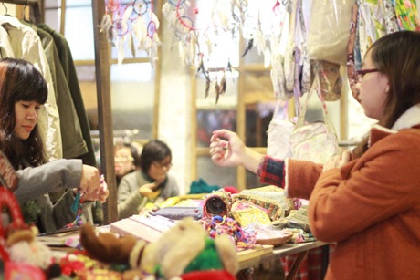 Một số cửa hàng vẫn có khách mua dù đã khuya