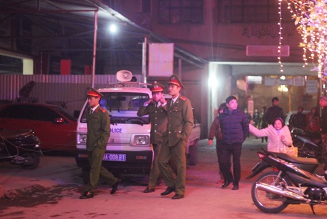 Đúng 0h, lực lượng an ninh trật tự có mặt, yêu cầu chủ tiệm đóng cửa