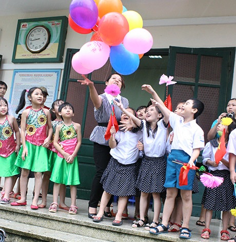 Một bé Heo Vàng mang hoa lên tặng cô hiệu trưởng