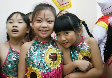Các bé đội văn nghệ thân thiết bên nhau