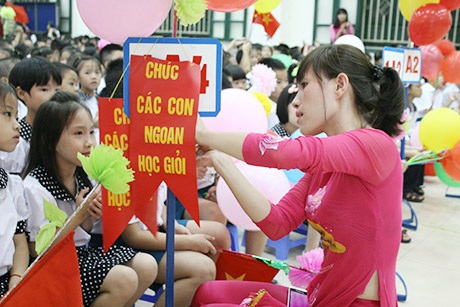 Các cô giáo luôn túc trực, chỉ dạy con trẻ thực hiện nghi lễ khai giảng