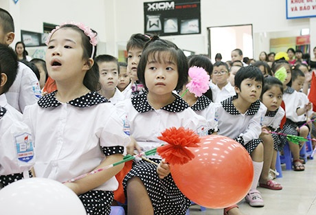 Khuôn mặt ngơ ngác măng non của trẻ lớp 1