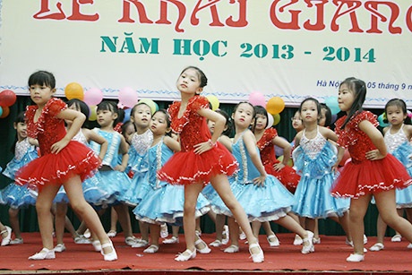 Tiết mục văn nghệ của học sinh khoá trên