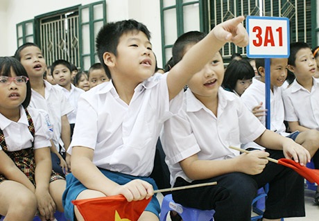 Trong khi các anh chị lớp lớn đã quen bạn bè, vừa xem trình diễn vừa ríu rít trò chuyện