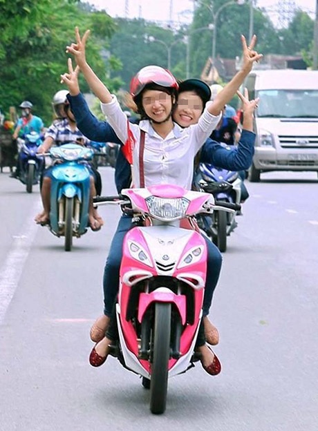 Giật mình thiếu nữ đi xe máy buông cả hai tay tạo dáng  Báo Dân trí