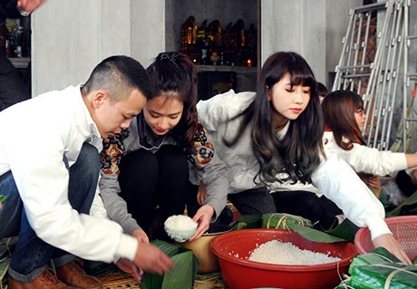 “Hot teen” hai miền Nam - Bắc gói bánh Tết tặng người nghèo - 2 Hai cô bạn Trâm Anh và Quỳnh Anh Shyn học gói bánh chưng