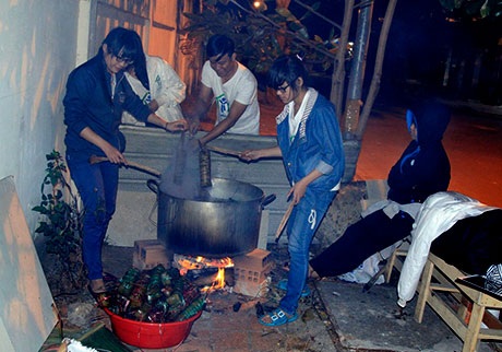 “Hot teen” hai miền Nam - Bắc gói bánh Tết tặng người nghèo - 11 Sau đó các thành viên hội từ thiện đem bánh đi luộc