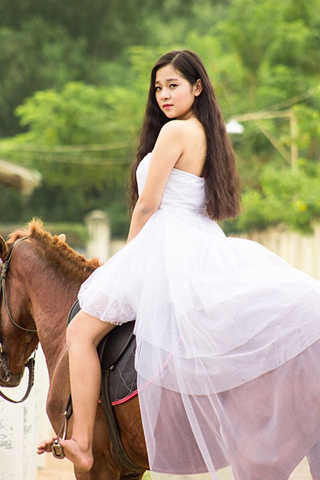 “Hot girl” tuổi 16 khoe ảnh cưỡi ngựa nhân năm mới Giáp Ngọ - 10 Mai Châm