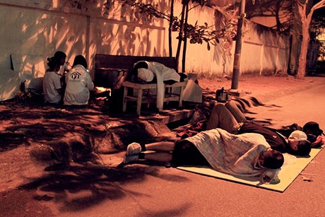 “Hot teen” hai miền Nam - Bắc gói bánh Tết tặng người nghèo - 12 Thức đêm trông nồi bánh