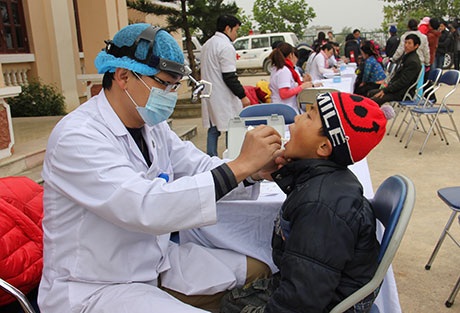 Khám bệnh miễn phí cho trẻ em nghèo là một trong những hoạt động mở đầu 