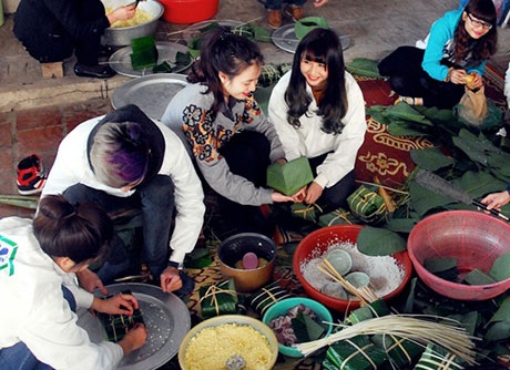 “Hot teen” hai miền Nam - Bắc gói bánh Tết tặng người nghèo - 3 Lần đầu tự tay làm chiếc bánh Tết ý nghĩa khiến các bạn trẻ thích thú