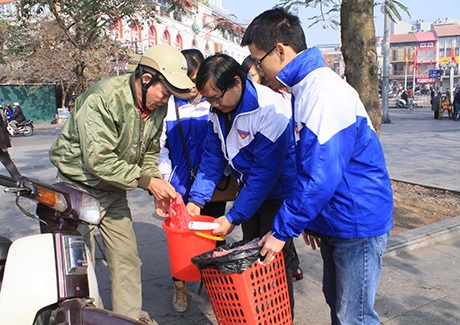 Lúc này, các TNV Thủ đô đã có mặt, tuyên truyền, giúp người dân thả cá bằng xô thay vì túi ni lông