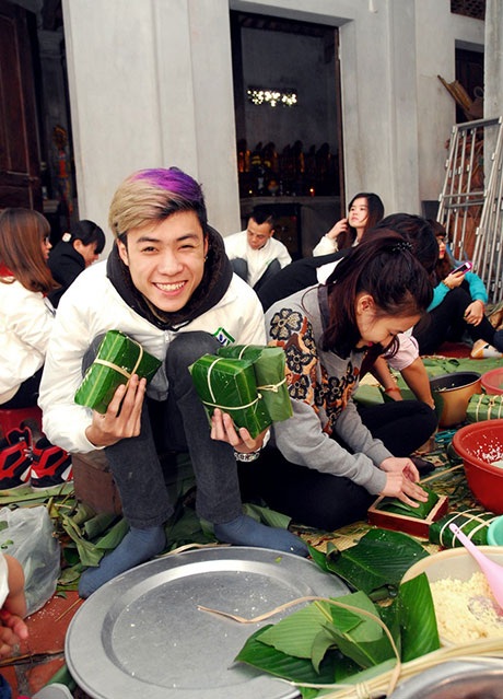 “Hot teen” hai miền Nam - Bắc gói bánh Tết tặng người nghèo - 4 Hot boy Vương Anh khoe thành quả