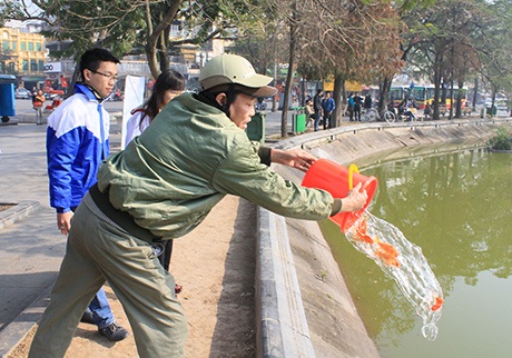 Người dân vui vẻ hợp tác và cảm ơn vì sự tận tình của các bạn trẻ
