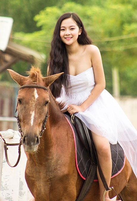 “Hot girl” tuổi 16 khoe ảnh cưỡi ngựa nhân năm mới Giáp Ngọ - 3 Mai Châm
