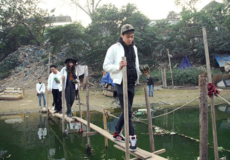 “Hot teen” hai miền Nam - Bắc gói bánh Tết tặng người nghèo - 6 Cả nhóm cùng tổ chức từ thiện tìm tới những người dân nghèo trong thành phố Hà Nội