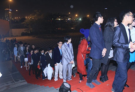 Hàng trăm học sinh chuyên Ams xếp hàng để được vào dự tiệc