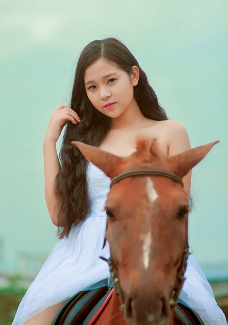 “Hot girl” tuổi 16 khoe ảnh cưỡi ngựa nhân năm mới Giáp Ngọ - 4 Mai Châm
