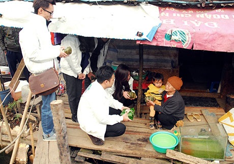 “Hot teen” hai miền Nam - Bắc gói bánh Tết tặng người nghèo - 7 Trò chuyện thăm hỏi