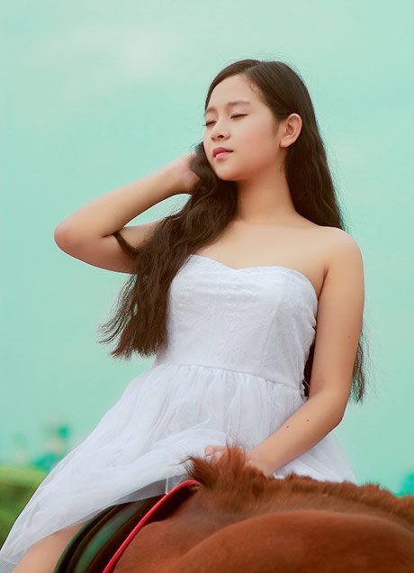 “Hot girl” tuổi 16 khoe ảnh cưỡi ngựa nhân năm mới Giáp Ngọ - 5 Mai Châm