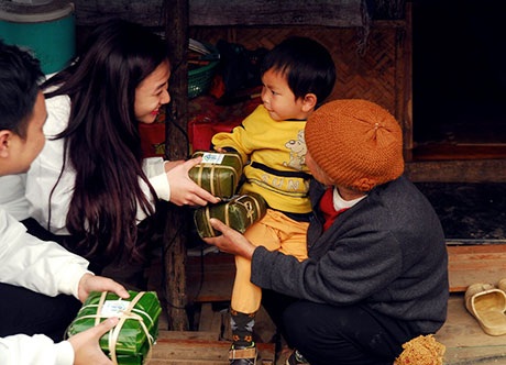 “Hot teen” hai miền Nam - Bắc gói bánh Tết tặng người nghèo - 8 Trao tận tay chiếc bánh nghĩa tình