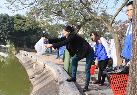 Một số người thả cá bằng túi ni lông, ngay lập tức có các TNV ở bên cạnh nhắc nhở, thu gom rác thải