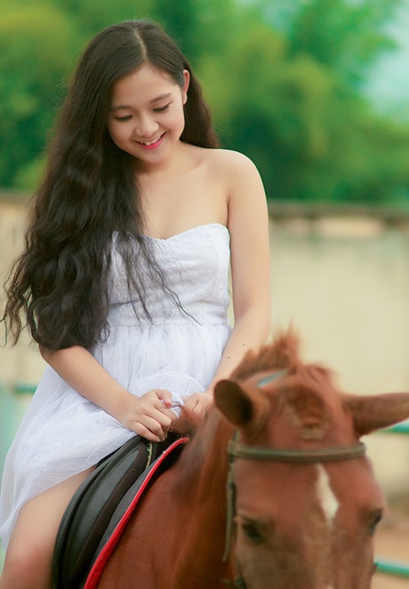 “Hot girl” tuổi 16 khoe ảnh cưỡi ngựa nhân năm mới Giáp Ngọ - 6 Mai Châm