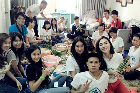 “Hot teen” hai miền Nam - Bắc gói bánh Tết tặng người nghèo - 1 Các hot teen, nghệ sĩ cùng nhau gói bánh tét tại TP.HCM