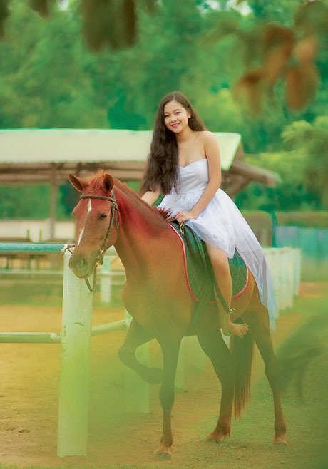“Hot girl” tuổi 16 khoe ảnh cưỡi ngựa nhân năm mới Giáp Ngọ - 7 Mai Châm