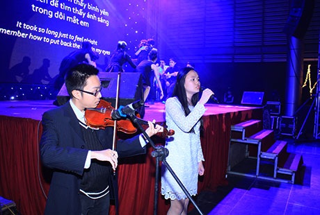 Bữa tiệc là dịp để các học sinh trổ tài đàn hát