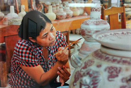 Chiêm ngưỡng vẻ đẹp Việt Nam qua ảnh báo chí - 7 Công nhân kĩ thuật Phạm Thị Hà, Hải Dương – Nguyễn Thị Minh Phượng