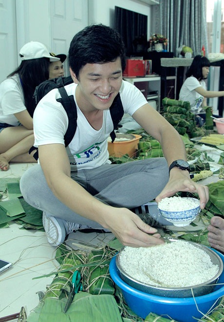 “Hot teen” hai miền Nam - Bắc gói bánh Tết tặng người nghèo - 10 Cùng hot boy Huỳnh Anh