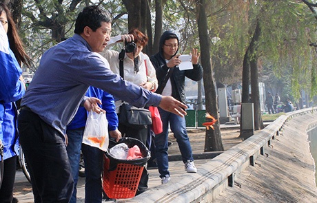 Du khách thích thú thăm hỏi về truyền thống thả cá của người Việt Nam