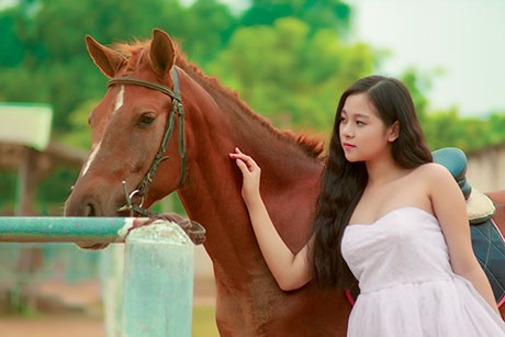 “Hot girl” tuổi 16 khoe ảnh cưỡi ngựa nhân năm mới Giáp Ngọ - 9 Mai Châm