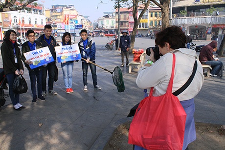 Du khách quốc tế ấn tượng với việc làm ý nghĩa của thanh niên Thủ đô