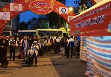 Ấm lòng chuyến xe miễn phí chở 4.000 sinh viên về quê ăn Tết - 4 1.700 sinh viên nghèo TP.HCM được đưa về quê ăn Tết trong chương trình