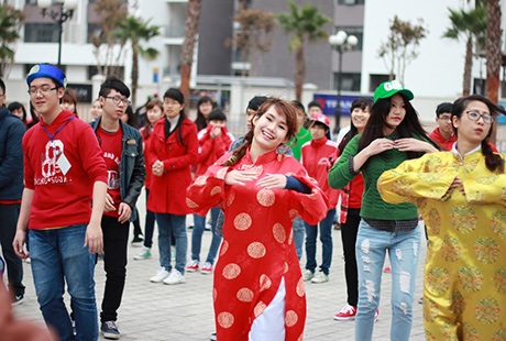 Xuân về rộn rã trong clip 400 bạn trẻ nhảy flashmob chào năm mới - 2 Hình ảnh màn nhảy flashmob đón xuân của bạn trẻ Hà thành