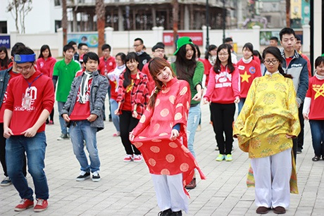 Xuân về rộn rã trong clip 400 bạn trẻ nhảy flashmob chào năm mới - 3 Hình ảnh màn nhảy flashmob đón xuân của bạn trẻ Hà thành