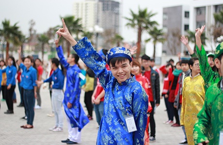 Xuân về rộn rã trong clip 400 bạn trẻ nhảy flashmob chào năm mới - 4 Hình ảnh màn nhảy flashmob đón xuân của bạn trẻ Hà thành