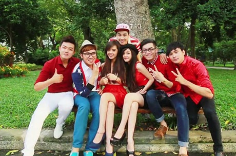 Những cô gái xinh đẹp, chàng trài bảnh bao trong nhóm làm phim BB&BG chúc Tết nhà nhà